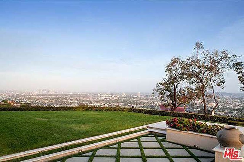 the-home-also-has-a-covetable-flat-backyard