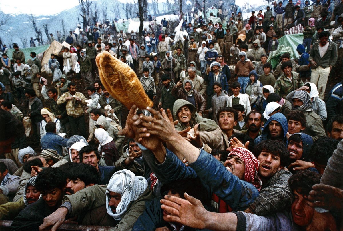 frantic-kurdish-refugees-struggle-for-a-loaf-of-bread-during-a-humanitarian-aid-distribution-at-the-iraqi-turkish-border-in-this-april-5-1992-photo
