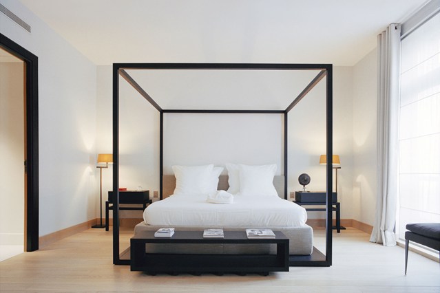 bedroom-la-reserve-paris-france-conde-nast-traveller-24oct14-pr 639x426