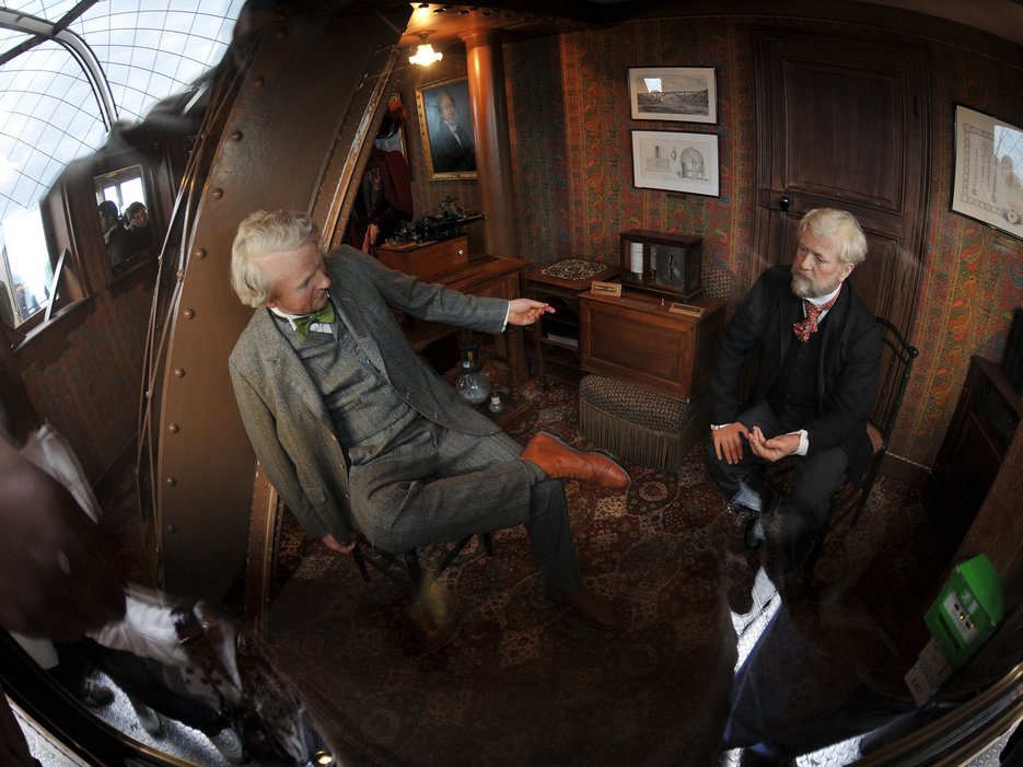 55391e9fab60aad20f3f39b3 gustave-eiffel-tower-thomas-edison-apartment