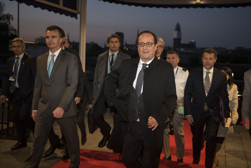 hollande arriving