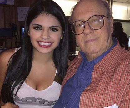 hooters_3.JPG
