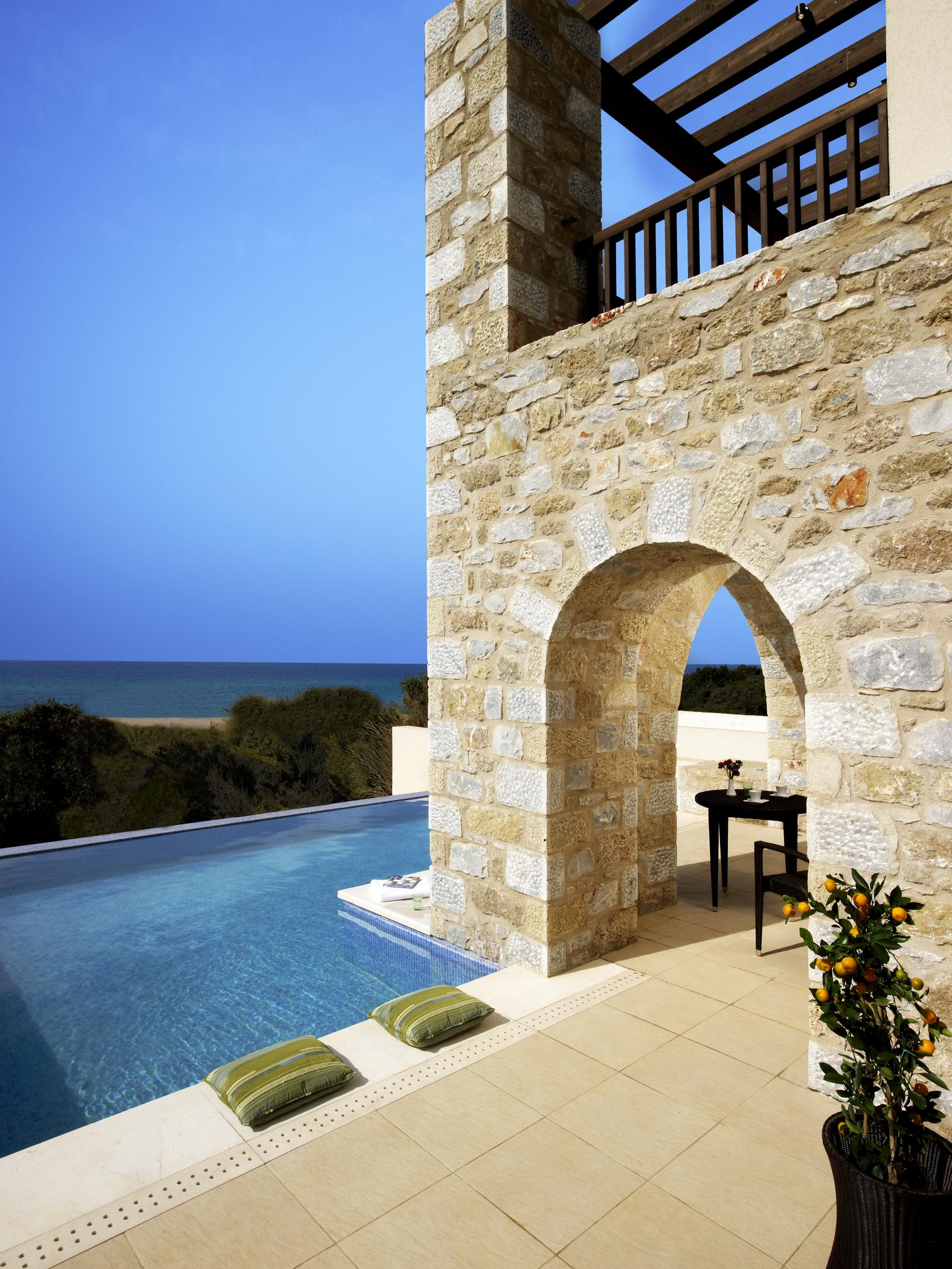 wes3289po-78669-Premium_Infinity_Suite_-_Pool.jpg