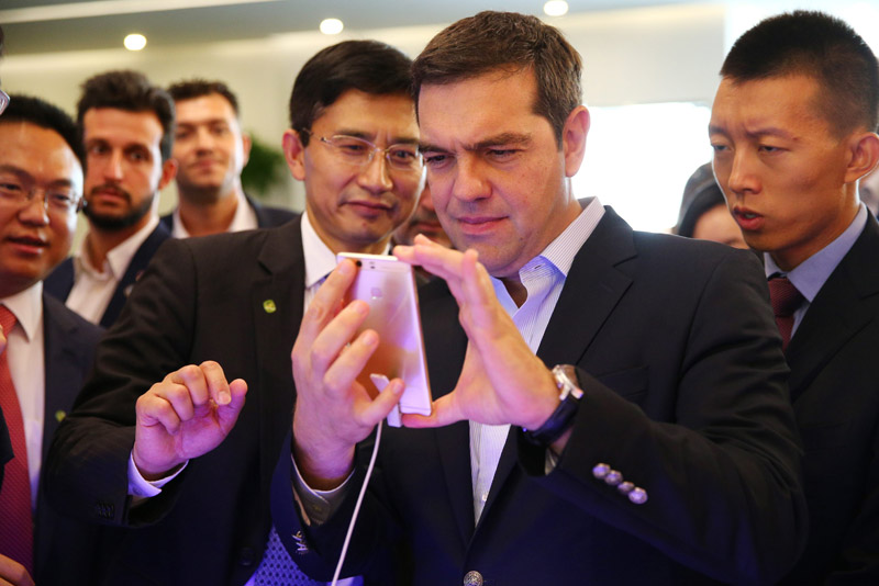 tsipras_paizei_kinhto.jpg