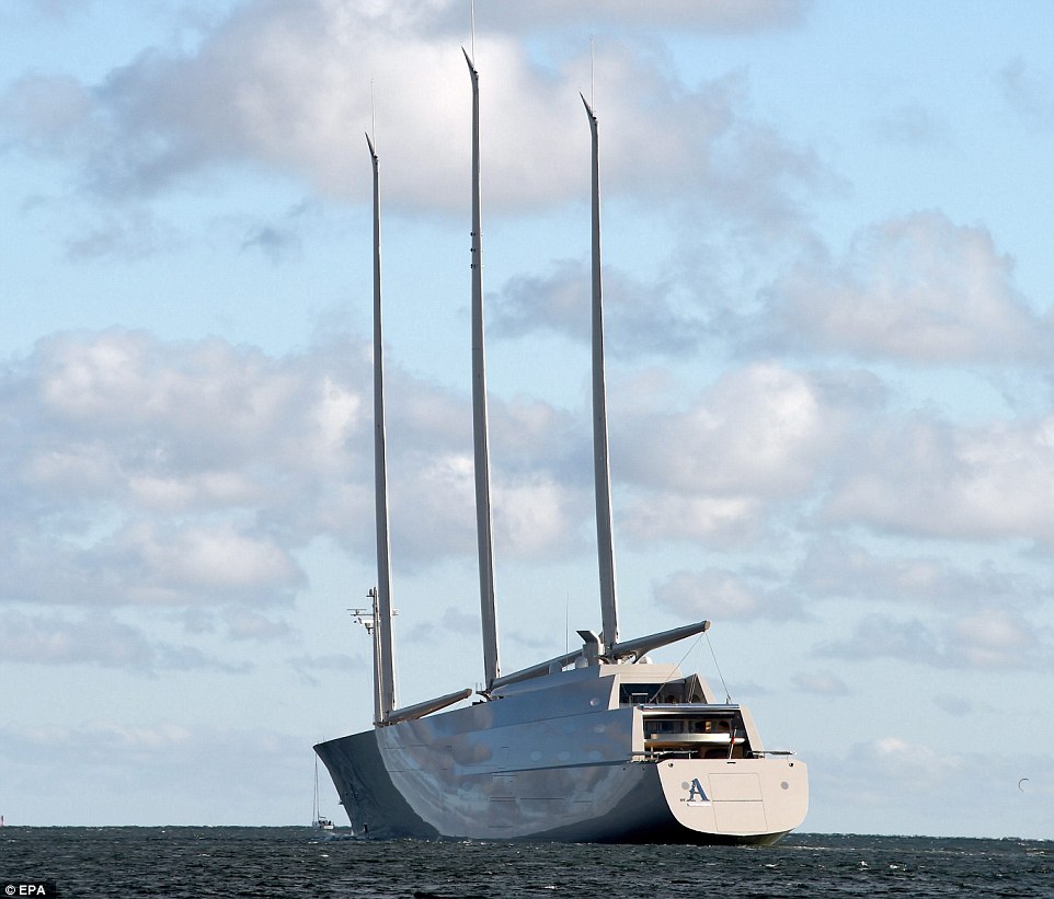 3915C8D800000578-3821695-It was virtually impossible to miss the world s largest sailing -m-18 1475594545432