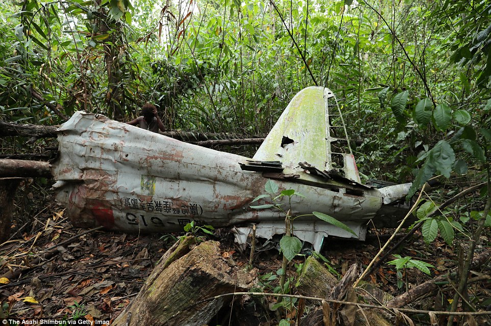 3B12186D00000578-4003520-Debris of Imperial Japan fighter Zero remains in a jungle on Sep-m-83 1480982741758