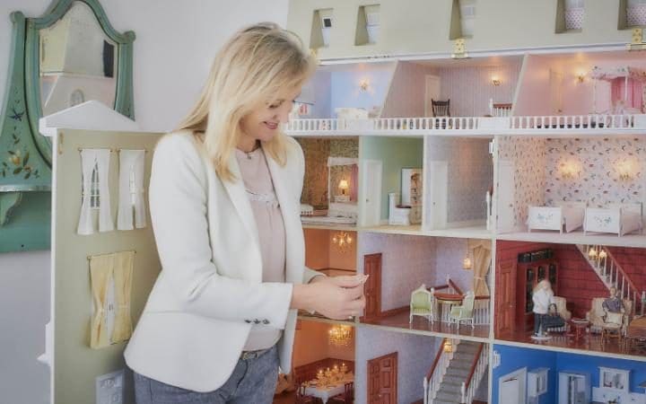dollhouse-large trans NvBQzQNjv4Bqeo i u9APj8RuoebjoAHt0k9u7HhRJvuo-ZLenGRumA