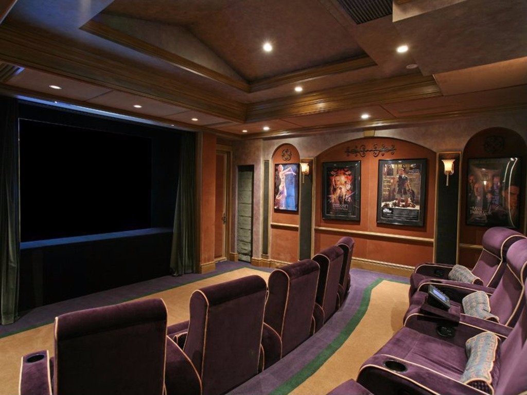 the-home-theater-can-accommodate-20-guests-in-plush-seats
