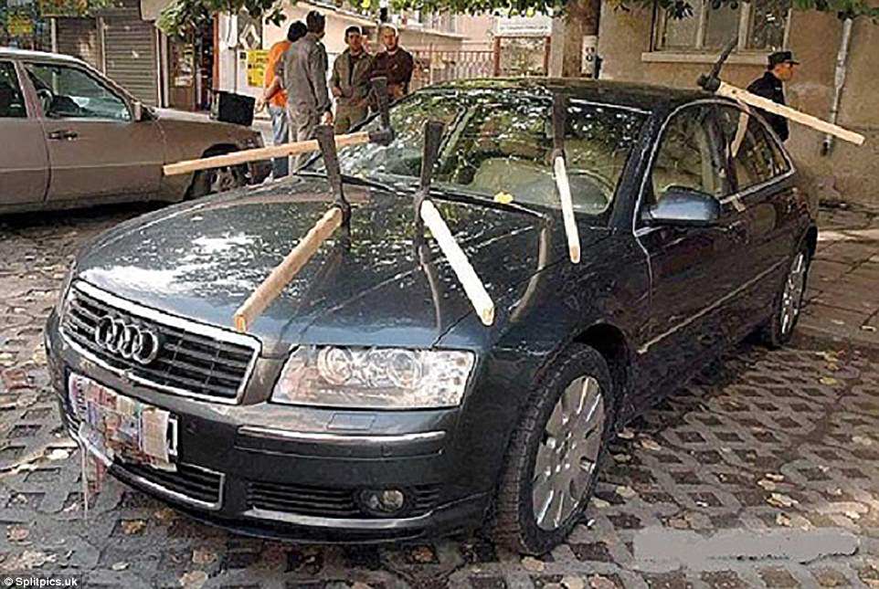 4735FEFF00000578-5168437-An_Audi_owner_came_back_to_their_car_and_discovering_that_it_had-a-2_1513067976539.jpg