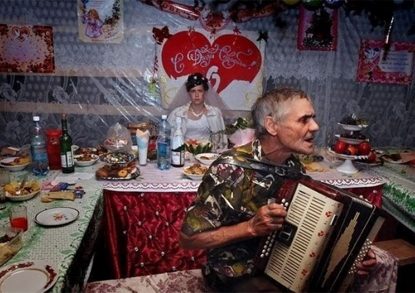 funny-weird-russian-wedding-photos-128-5ac48981d5d28__605.jpg
