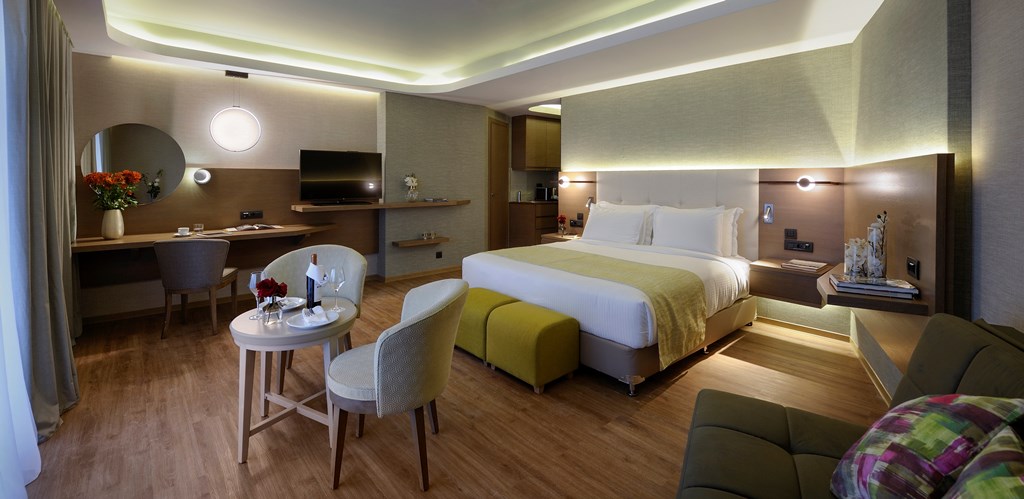 Executive_Suite_City_View.JPG