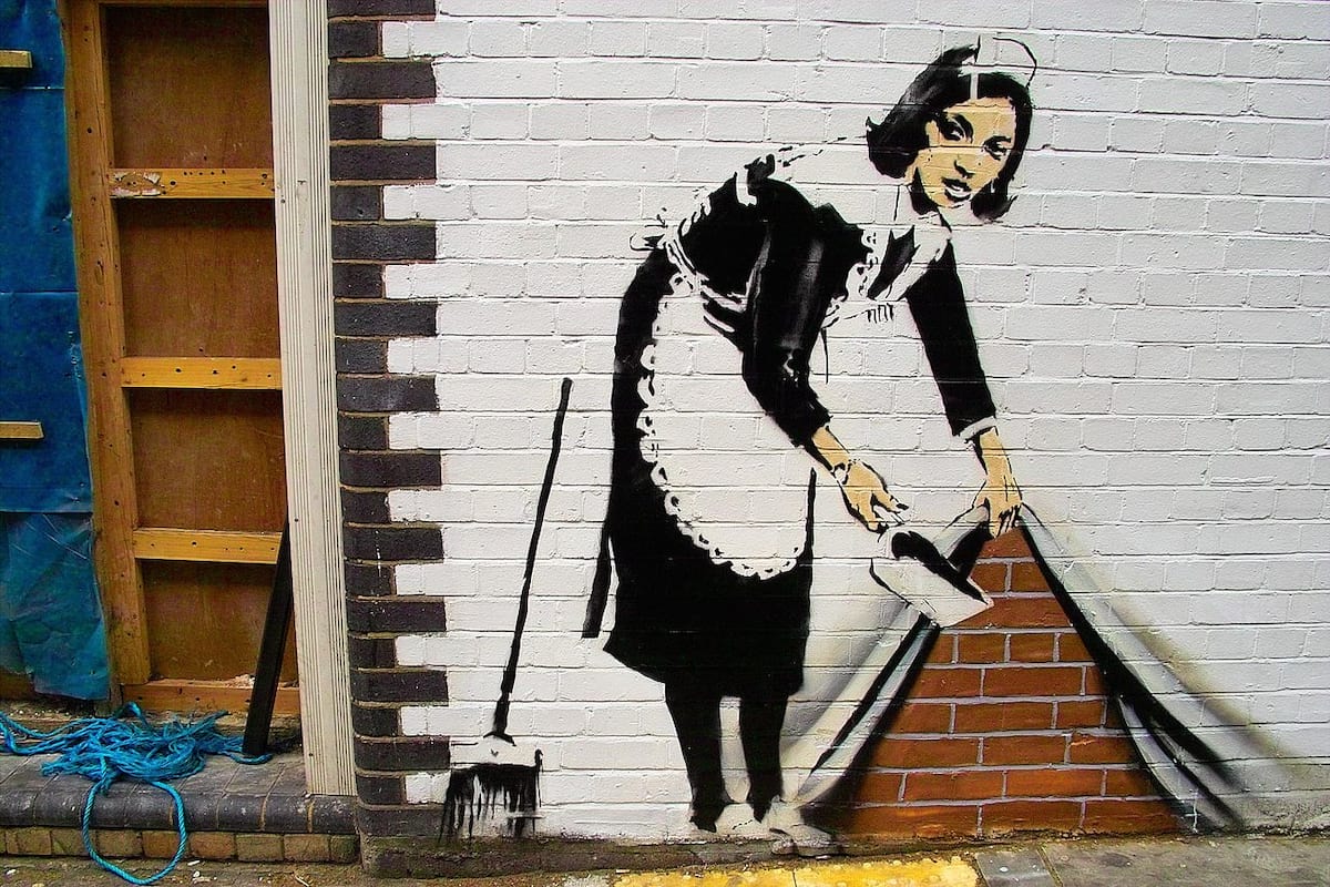 10635UNILAD-imageoptim-Maid-Banksy_-_Sweep_at_Hoxton.jpg