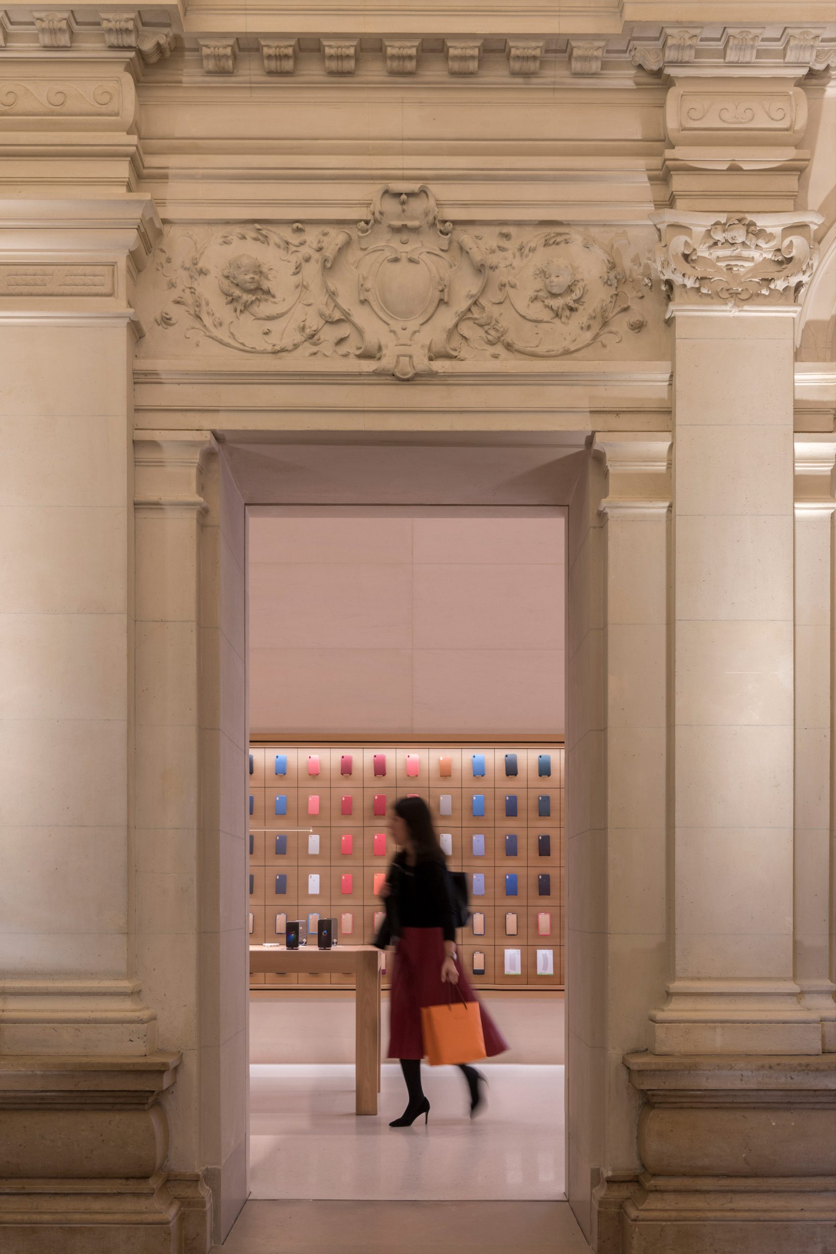 foster-partners-paris-champs-elysee-apple-store_dezeen_2364_col_3-1704x2556.jpg