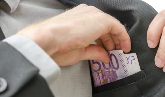 Λαβράκια από τους ελέγχους: Κίνδυνος να απαιτηθούν πίσω χρήματα του ΕΣΠΑ από την ΕΕ