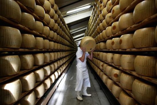 Γιατί η Ευρώπη σπεύδει να αγοράσει… τυρί για μπέργκερ από τις ΗΠΑ