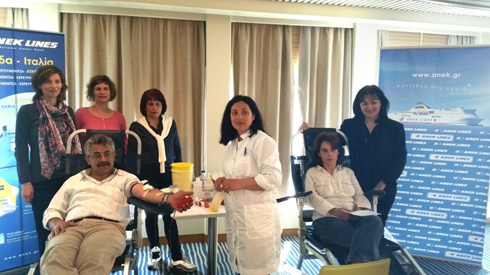 Όρθια τρίτη από αριστερά η κα Ροδουσάκη Δέσποινα, Πρόεδρος του Συλλόγου Εθελοντών Αιμοδοτών Ν.Χανίων, περιστοιχιζόμενη από αιμοδότες κατά την διάρκεια της 9ης Εθελοντικής Αιμοδοσίας στο 