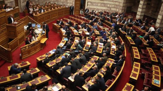 «Πυρ ομαδόν» κατά της κυβέρνησης στη συζήτηση για τον προϋπολογισμό