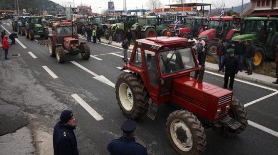 Οι αγρότες βγάζουν τα τρακτέρ τους στους δρόμους – Τι ζητούν