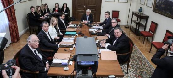 Βολές εκατέρωθεν στο Προεδρικό Μέγαρο με… ΜΚΟ, οικουμενική, μπάσκετ και… κάπνισμα