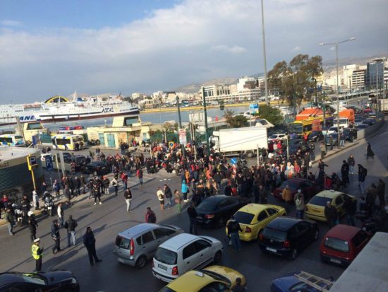 Πορεία από τον Πειραιά στην Ομόνοια κάνουν οι πρόσφυγες