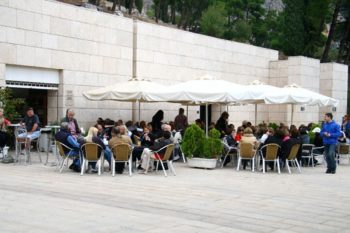 «Στον αέρα» 33 επιχειρήσεις και 1.500 εργαζόμενοι για να έρθουν τα «δικά τους παιδιά»;