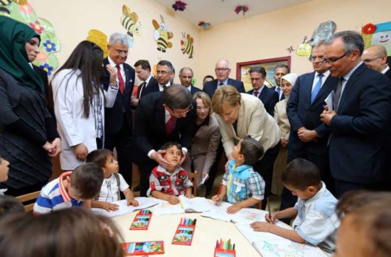 Μέρκελ και Τουσκ επισκέφθηκαν προσφυγικό καταυλισμό στην Τουρκία
