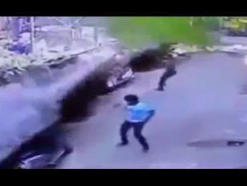 Τι θα μπορούσε να συμβεί ενώ περπατάτε αμέριμνοι στο δρόμο… (ΒΙΝΤΕΟ)