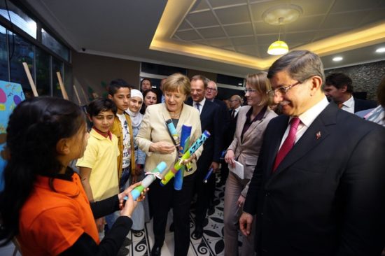 Νταβούτογλου: Αναγκαία συνθήκη η απελευθέρωση της βίζας – Τουσκ: Είστε το καλύτερο παράδειγμα μεταχείρισης προσφύγων