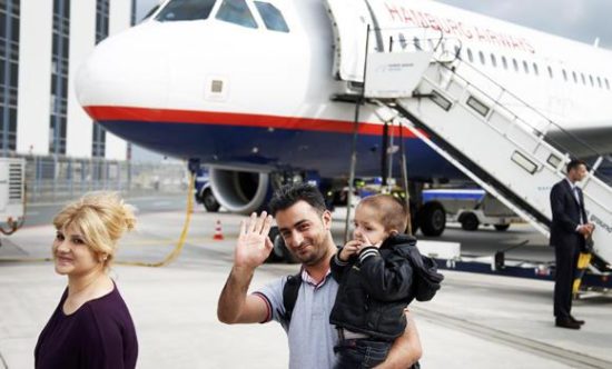 Στη Γερμανία με πρωινή πτήση οι πρώτοι πρόσφυγες από την Τουρκία