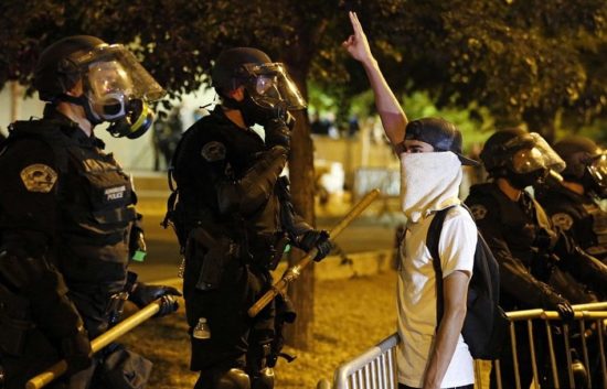 Συγκρούσεις και επεισόδια σε ομιλία του Τραμπ στο Ν. Μεξικό