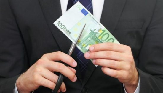 Εκτός «κόφτη» οι μισθοί των εφοριακών