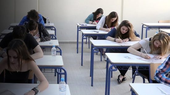 Πανελλαδικές: «Θρίλερ» οι βάσεις – «Βαρόμετρο» τα Μαθηματικά