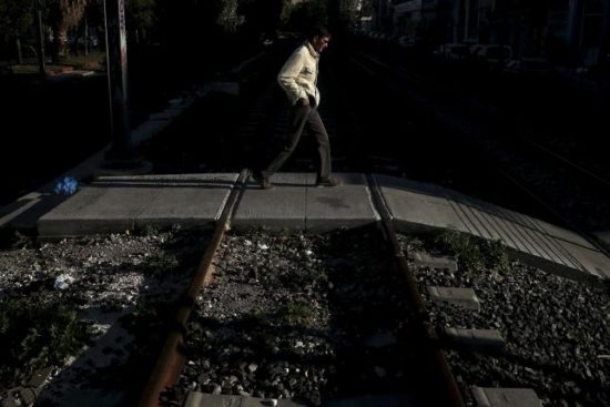 Reuters: Μετά από έξι χρόνια λιτότητας οι Έλληνες έπαψαν και να… χαμογελούν