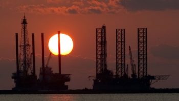 Σε χαμηλό μίας εβδομάδας το αμερικανικό αργό