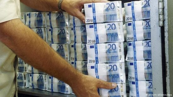 DW: Τα γερμανικά υπερκέρδη από τα χαμηλά επιτόκια