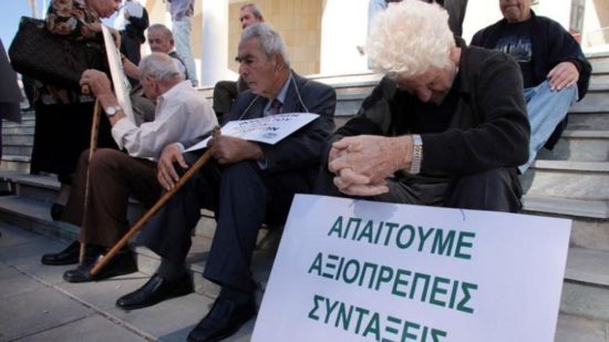 Συνταξιούχοι: Μετρούν απώλειες μπροστά στα ΑΤΜ λόγω ΕΚΑΣ και μερίσματος