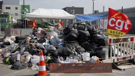 Γαλλία: Ετοιμάζεται για το Euro… πνιγμένη στα σκουπίδια