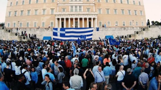 Χιλιάδες διαδηλωτές στο Σύνταγμα για το κίνημα «Παραιτηθείτε»