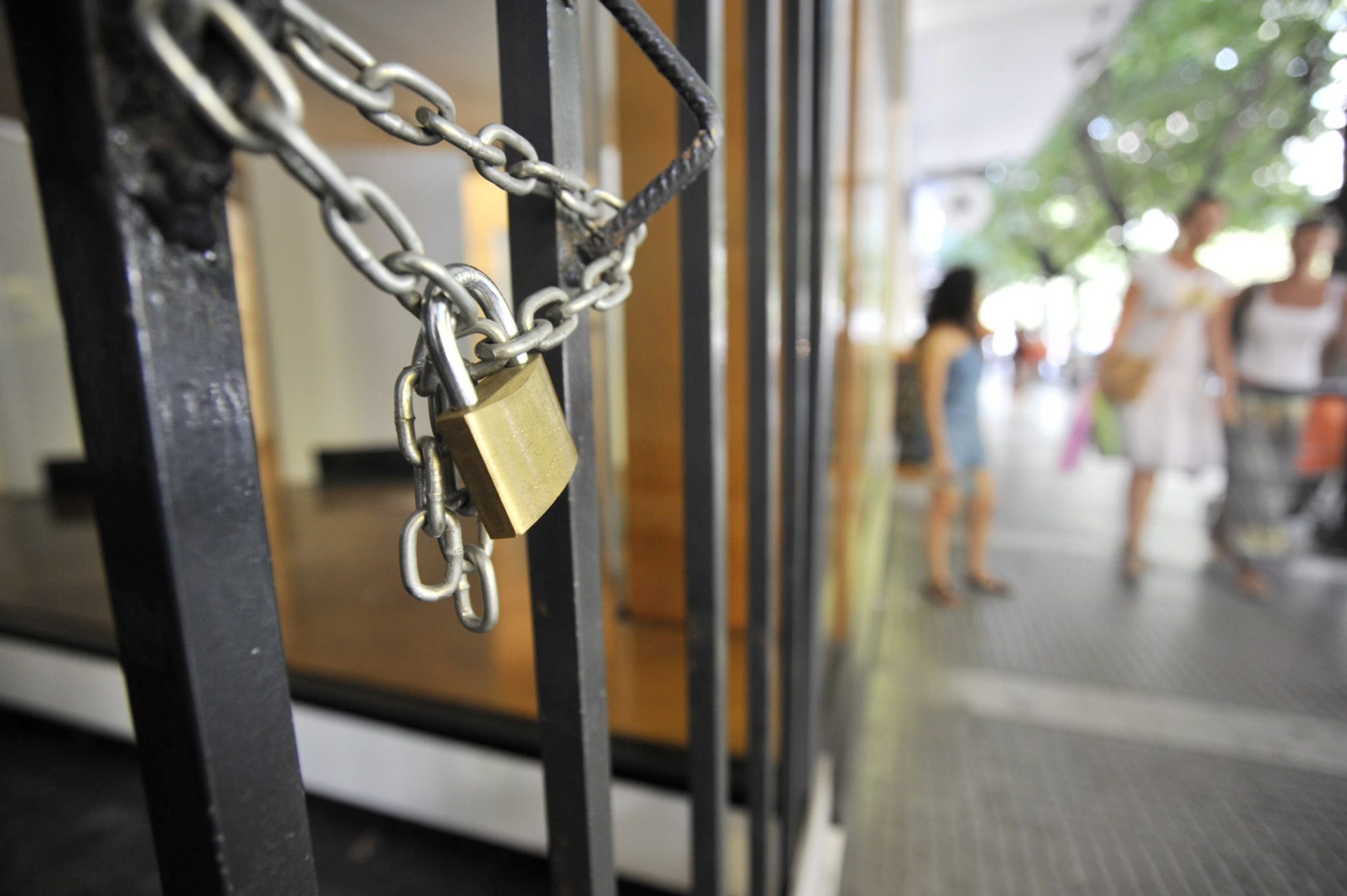 «Βροχή» τα λουκέτα στην αγορά 15 μέρες μετά την ψήφιση του μνημονίου