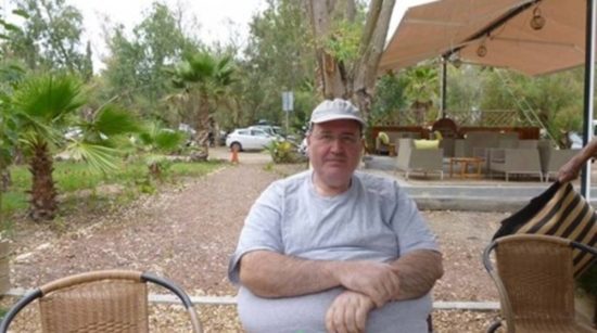 Διακοπές στην Καλαμάτα για τον Νίκο Φίλη – Δείτε τον με καπέλο και T-shirt