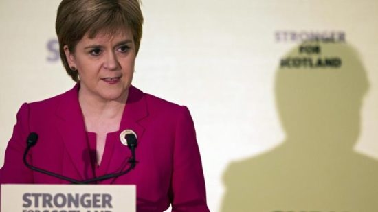 Συνάντηση Στέρτζον – Γιούνκερ το απόγευμα