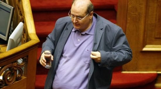 Η Αυγή παίρνει τη σκυτάλη από τον Φίλη κατά των «Παραιτηθείτε»