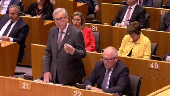 Γιούνκερ: Δε ξεκινάμε καμία συζήτηση μέχρι η Βρετανία να κάνει σαφείς τις προθέσεις της