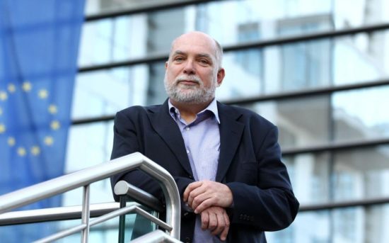 Βίζερ (EWG): Πολιτική επιλογή της κυβέρνησης η αύξηση των φόρων – Δεν συνδέονται Brexit – Grexit