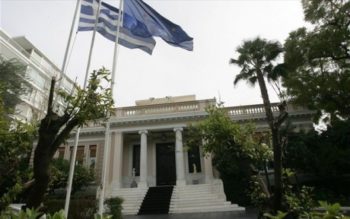 Σύσκεψη στο Μαξίμου για τις θεσμικές πρωτοβουλίες και τις τηλεοπτικές άδειες