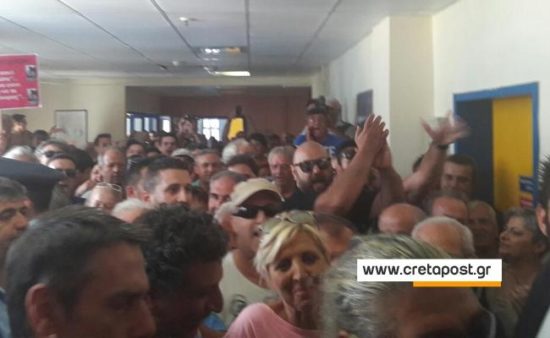 Σόου για τις κάμερες βαφτίζει ο Πολάκης τα γιουχαΐσματα στην Ιεράπετρα