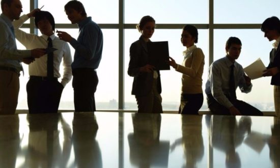 Συμβιβαστική λύση αναζητείται για τις ομαδικές απολύσεις