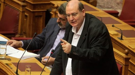 Κλιμακώνεται η πολιτική κόντρα για την κίνηση «Παραιτηθείτε»