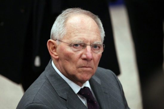 Handelsblatt: Ο Σόιμπλε εισηγήθηκε για την εκταμίευση των 7,5 δισ. στην Αθήνα