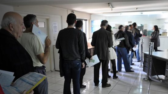 Ένας στους δύο εκτός της ρύθμισης των 100 δόσεων